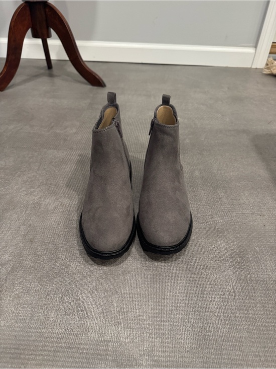 Sonoma Shoes - Sonomas Gray Suede Chelsea Boots - Sleek Side-Zip Design Size 7.5